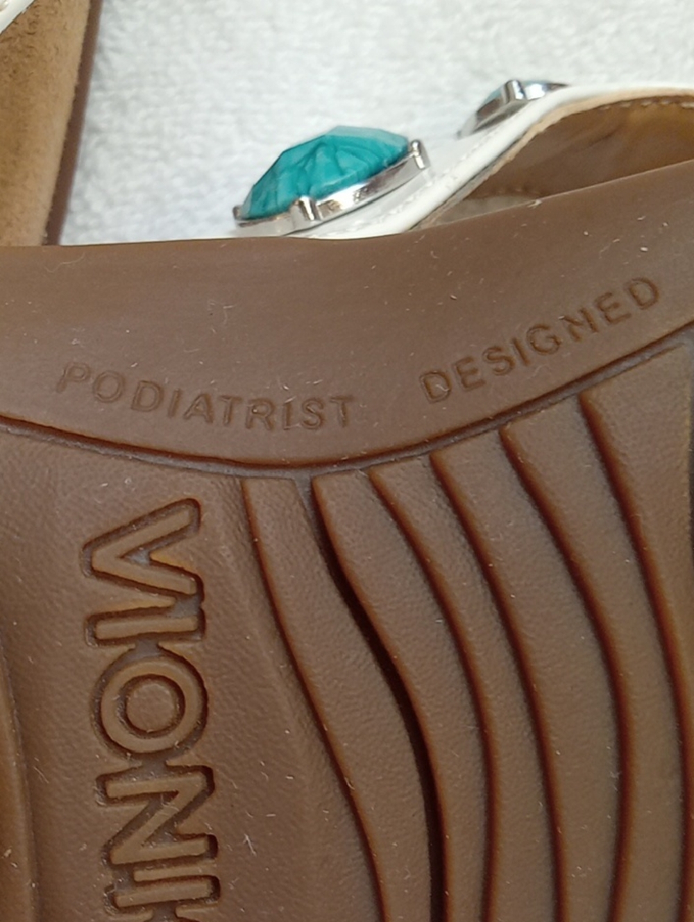 Vionic Size 9 White Sandal Thong with Turquoise Gem Accents - Picture 8 of 8